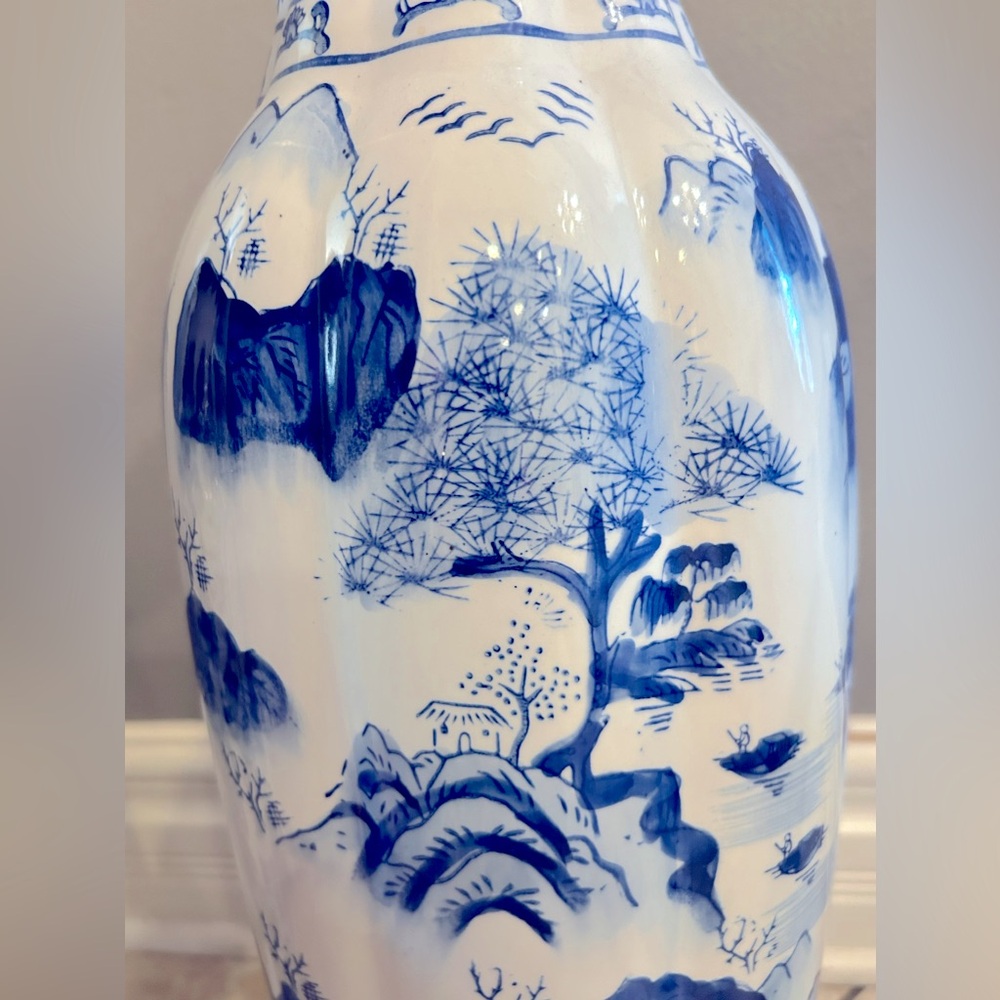 Chinese blue and white Urn